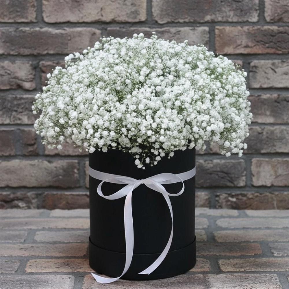 Цветочная композиция из Гипсофила в шляпной коробке в Черепеть