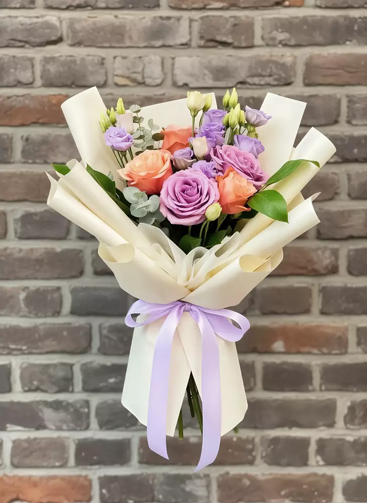 Букет цветов из: Лизиантусы и Розы в Черепеть