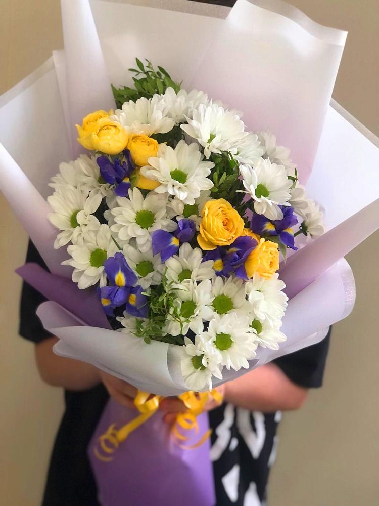 Букет цветов из: Ирисы, Хризантемы и Розы в Черепеть