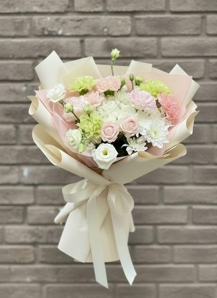 Букет цветов из: Гвоздики, Розы, Лизиантусы и Хризантемы в Черепеть