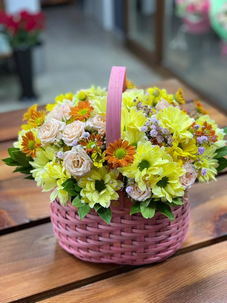 Цветочная композиция из Хризантемы и Розы в корзине в Черепеть
