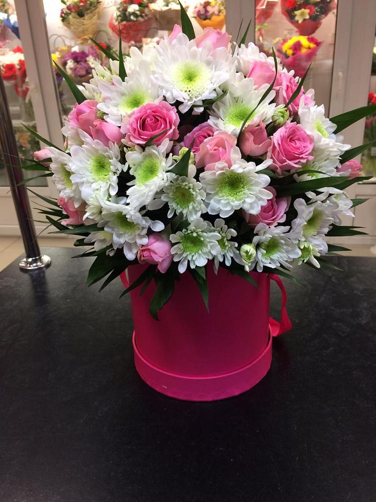 Цветочная композиция из Розы и Хризантемы в шляпной коробке в Черепеть