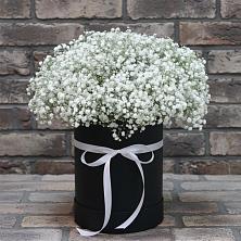 Цветочная композиция из Гипсофила в шляпной коробке в Черепеть