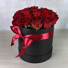 Цветочная композиция из Розы в шляпной коробке в Черепеть