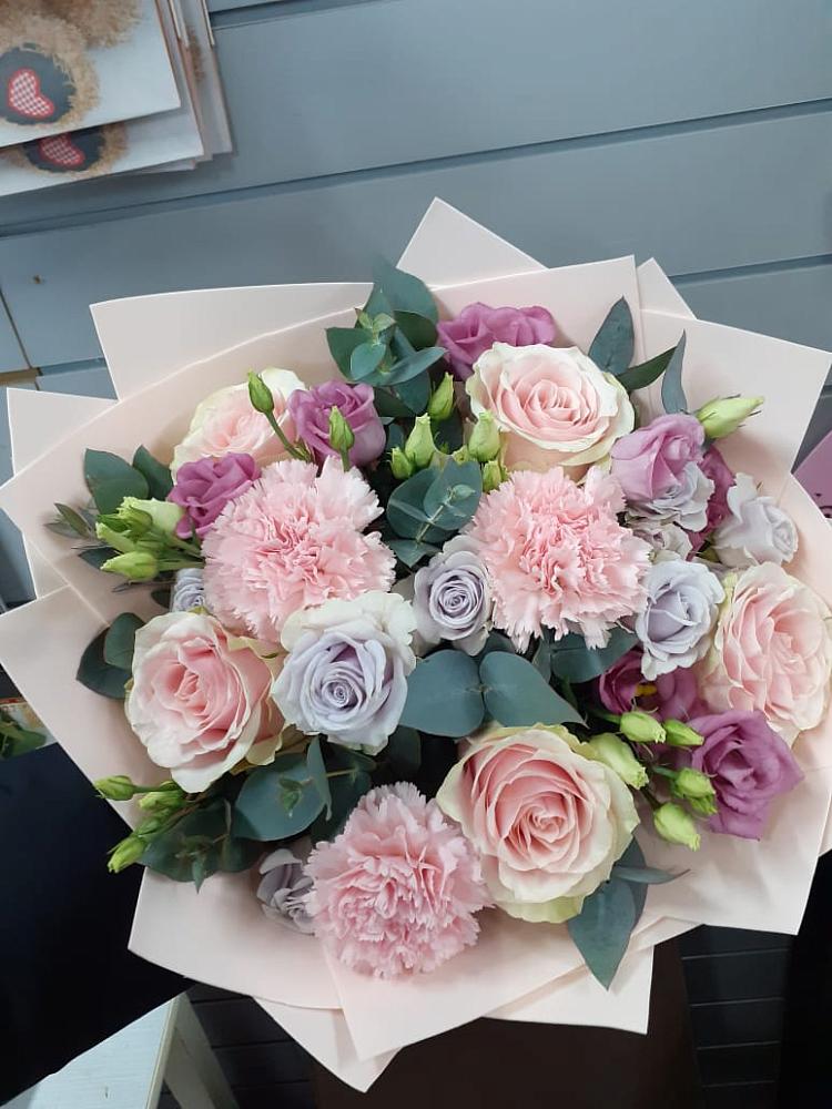 Букет цветов из: Розы, Гвоздики и Лизиантусы в Черепеть