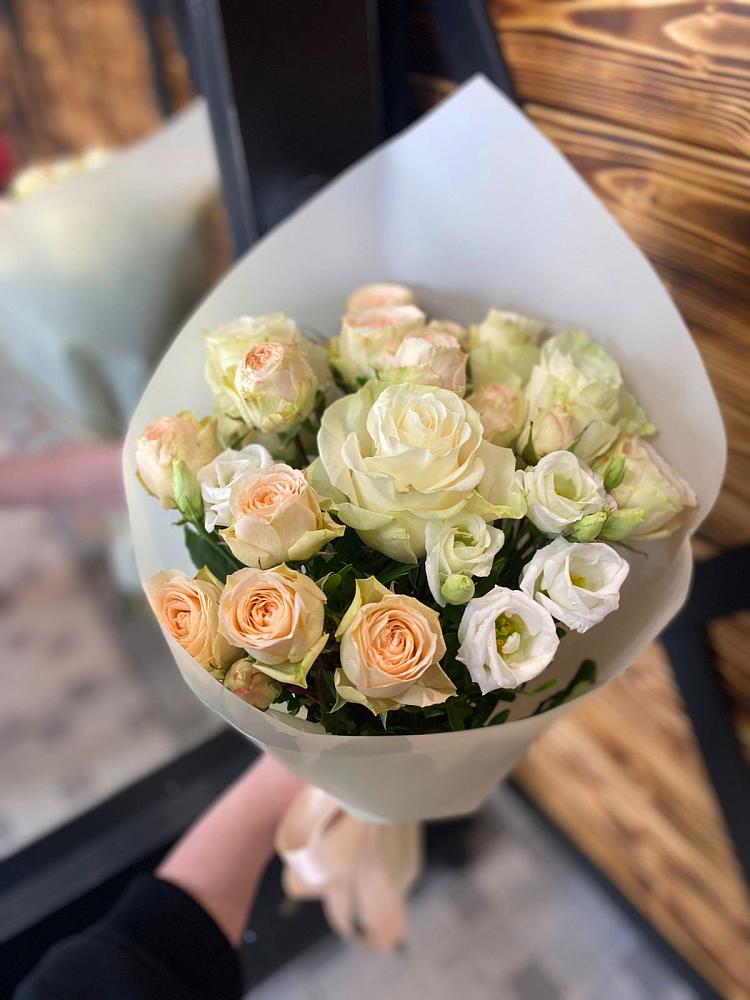 Букет цветов из: Розы и Лизиантусы в Черепеть